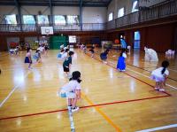 1年生サーシャ先生と体操