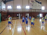 屋内スポーツクラブでバスケットボール