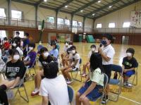 発表する6年生