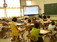 2年生　電子黒板を見て発表