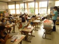 2年生　図工の説明を一生懸命聞く