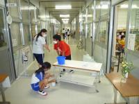 給食委員会　給食台の清掃